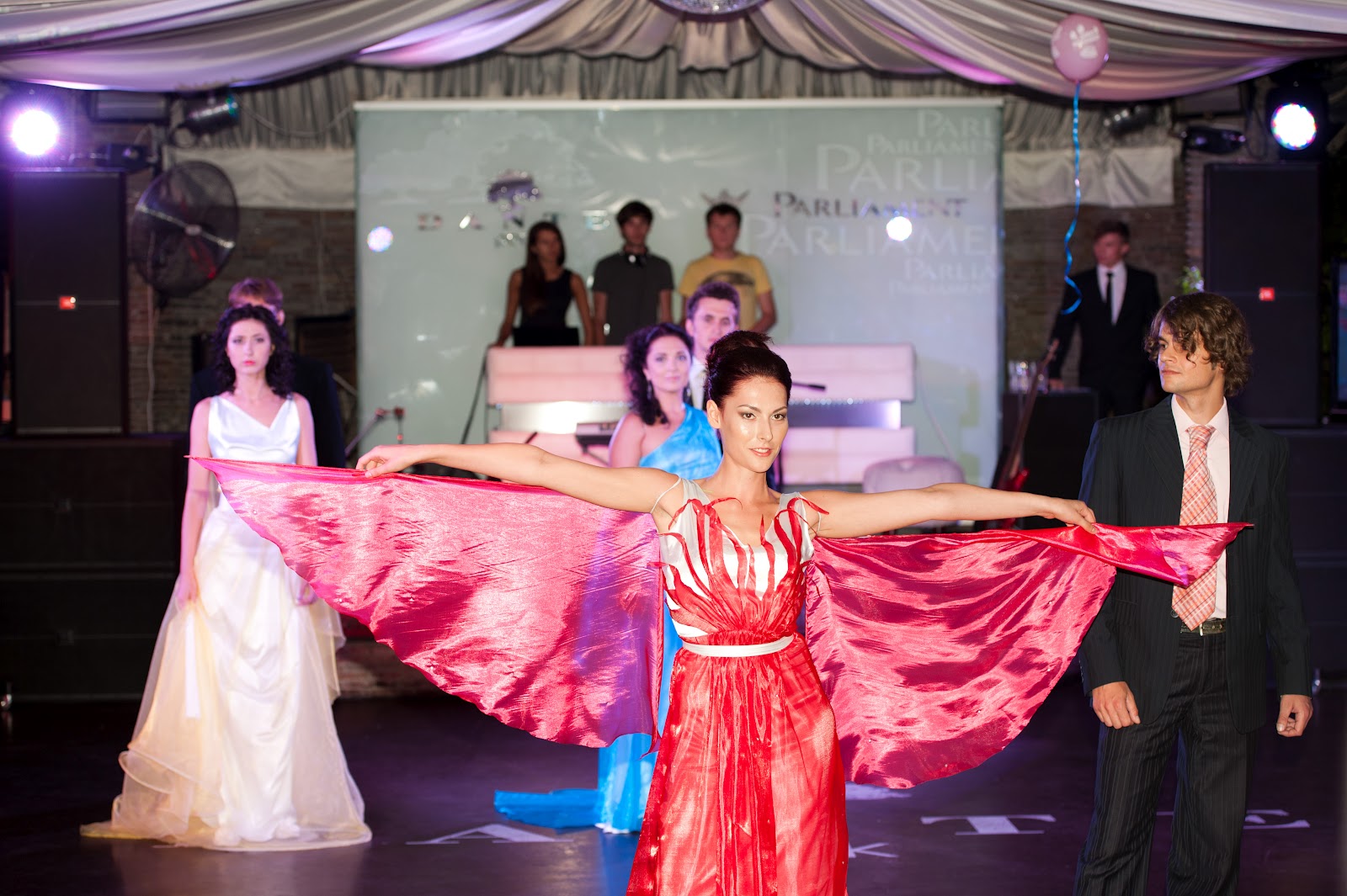 танец на балу. ценности моды. конкурс мисс независимость. шоромова ольга рязань. индустрия моды выставка.