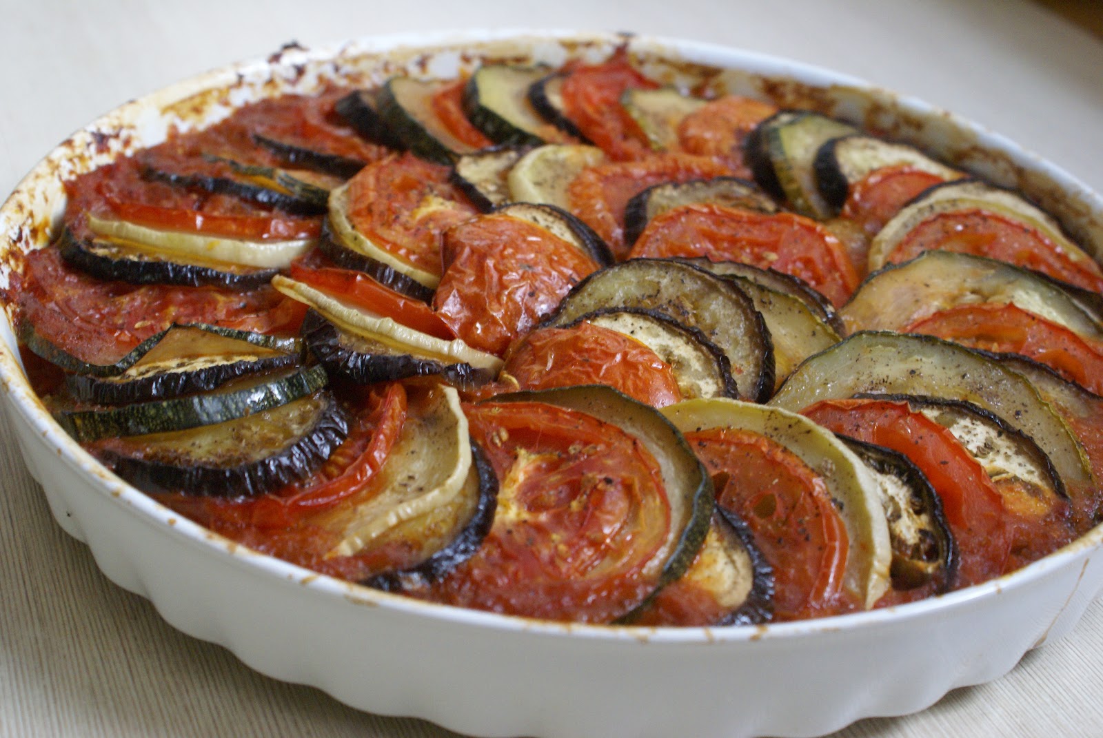 рататуй из баклажанов. блудо рататуй. классический рецепт рататуя с фото. рататуй в духовке пошаговый. рататуй французское блюдо.