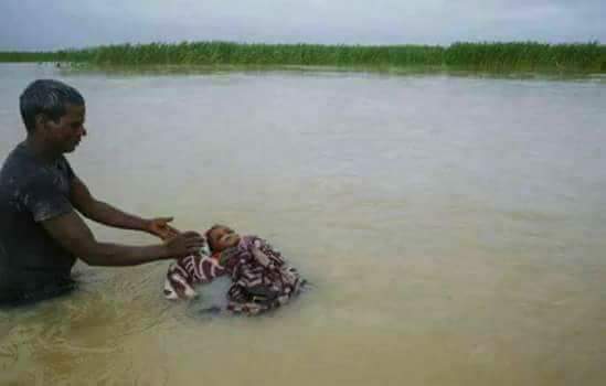 रोड के किनारे जलाये जा रहे हैं शवों को, या पानी में बहा दिए जा रहे हैं,.. जाने क्यूँ?? 1 रोड के किनारे जलाये जा रहे हैं शवों को, या पानी में बहा दिए जा रहे हैं,.. जाने क्यूँ?? 1