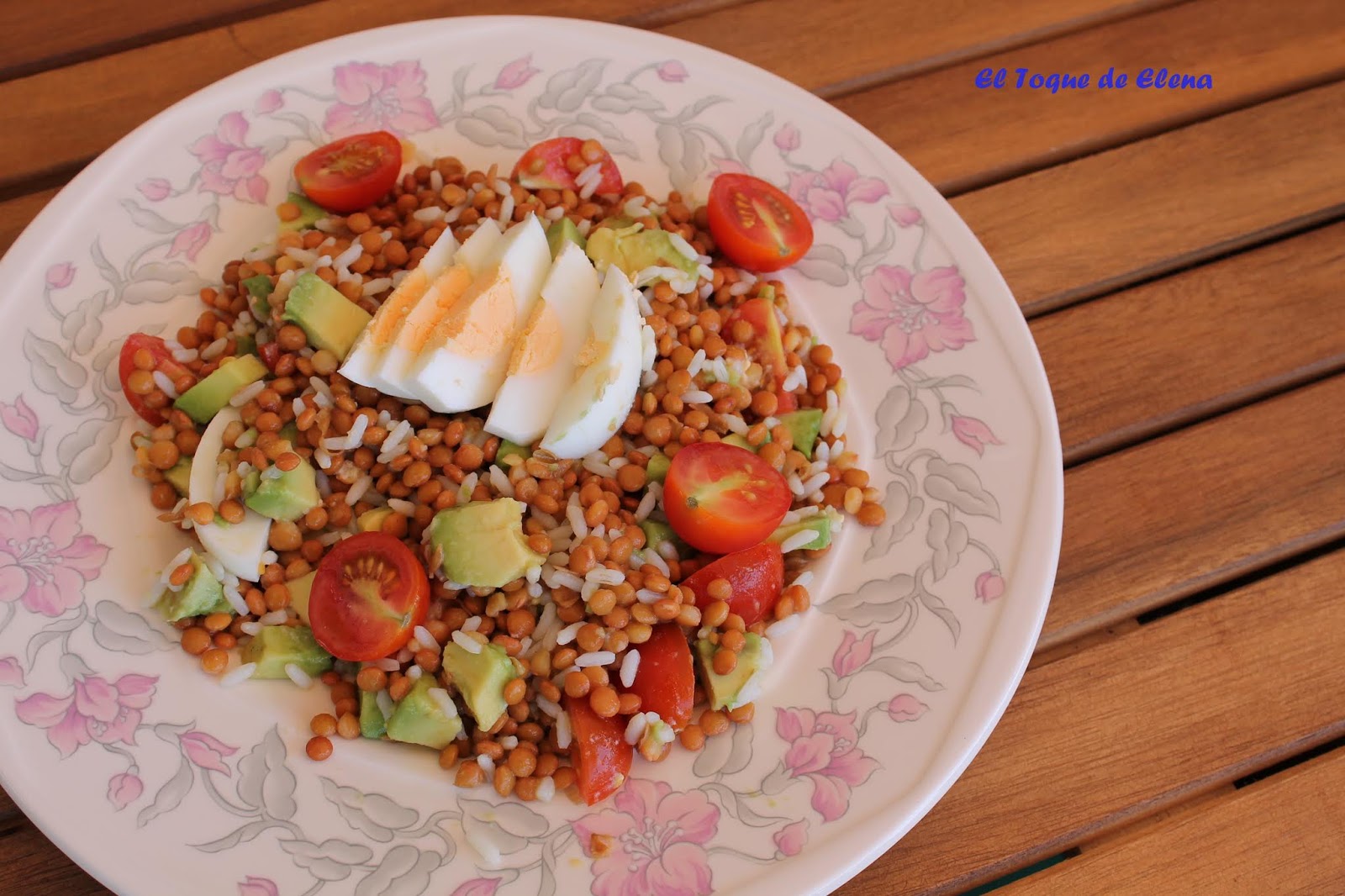 ENSALADA DE ARROZ, LENTEJAS CON AGUACATE Y TOMATE