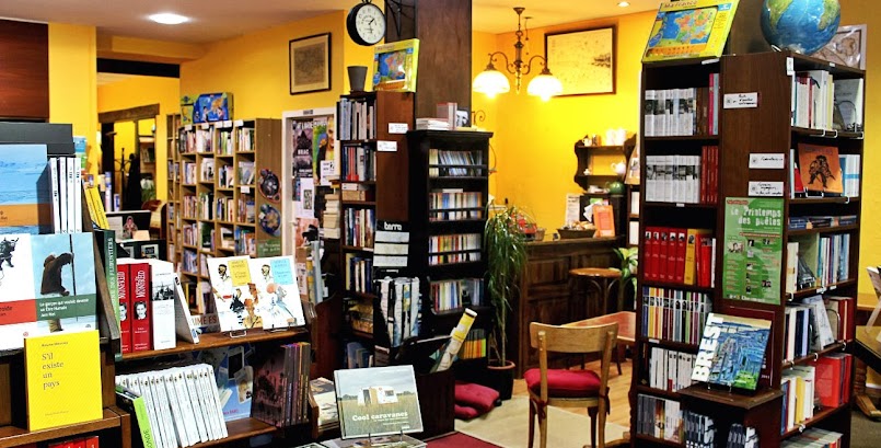 Księgarnio-kawiarnia z podróżami w tle / Librairie-café des Voyageurs à Brest