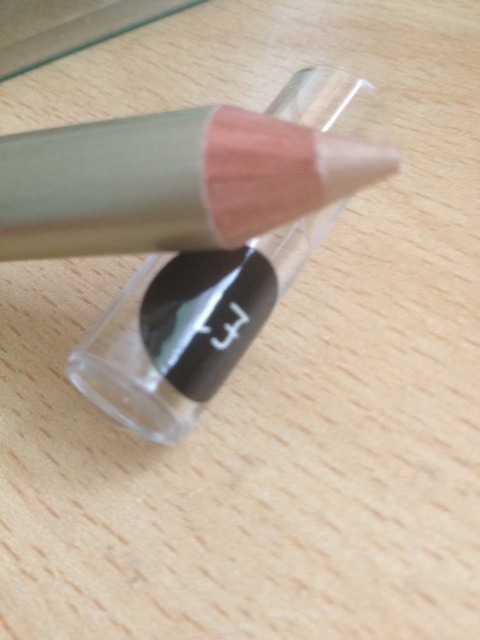 Primark eyeshadow stick in gold review | Glitz and Glamour Makeup | Beauty Blog | Makeup Reviews 