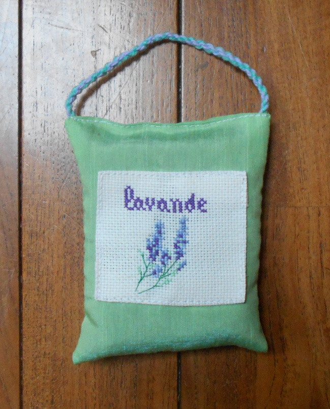 Le zébu fait des bulles Un petit sachet de lavande (broderie et couture)