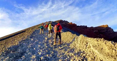 To go Summit of Mount Rinjani altitude 3726 m