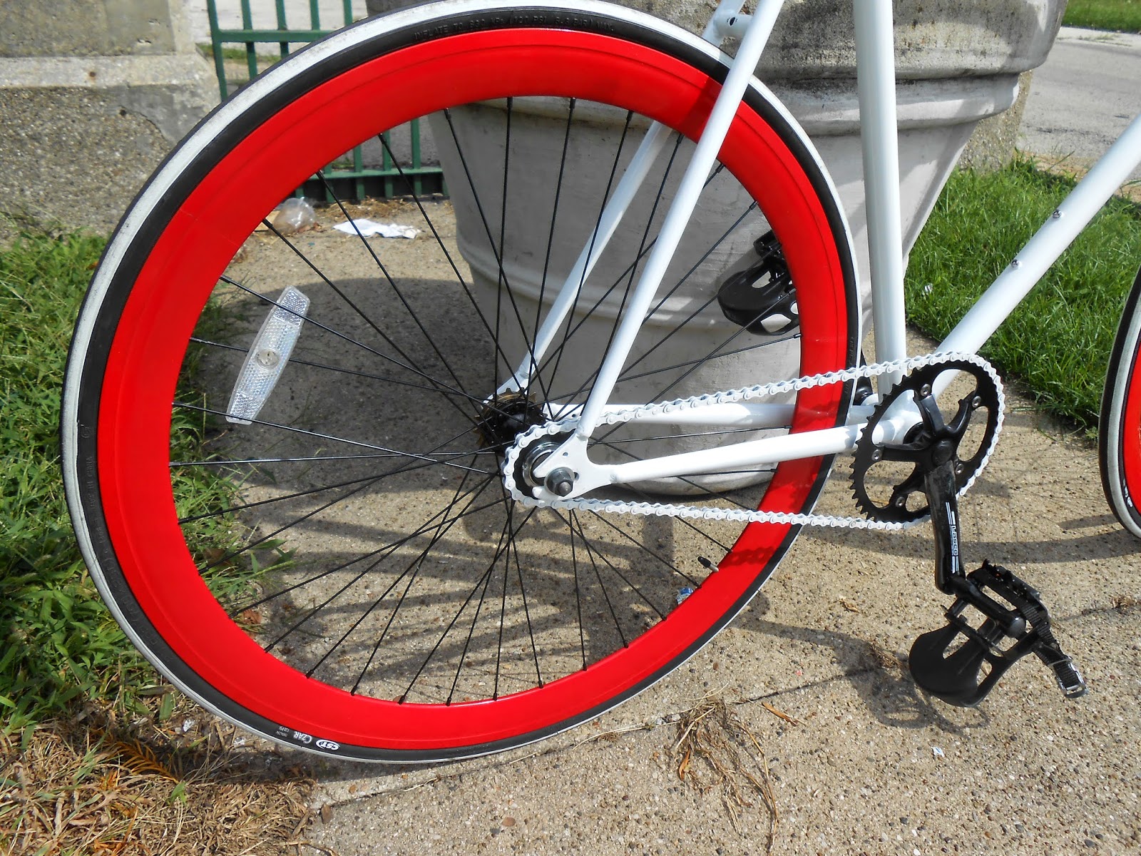 Chicago Bikes White Red Single Speed Fixie, with 3 inch riser bars 400