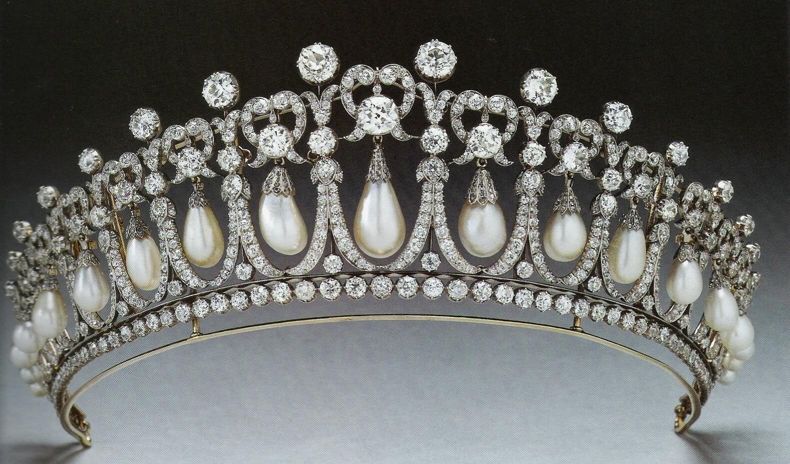http://2.bp.blogspot.com/-QM9z_TrEa4c/UDPDMHF-inI/AAAAAAAADhY/a1CmA6SGOp8/s1600/cambridge+lovers+knot+tiara+pearl+diamond+princess+diana.jpg