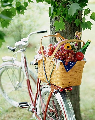 This picnic ready bicycle is packed with all the necessities for a fun little get away