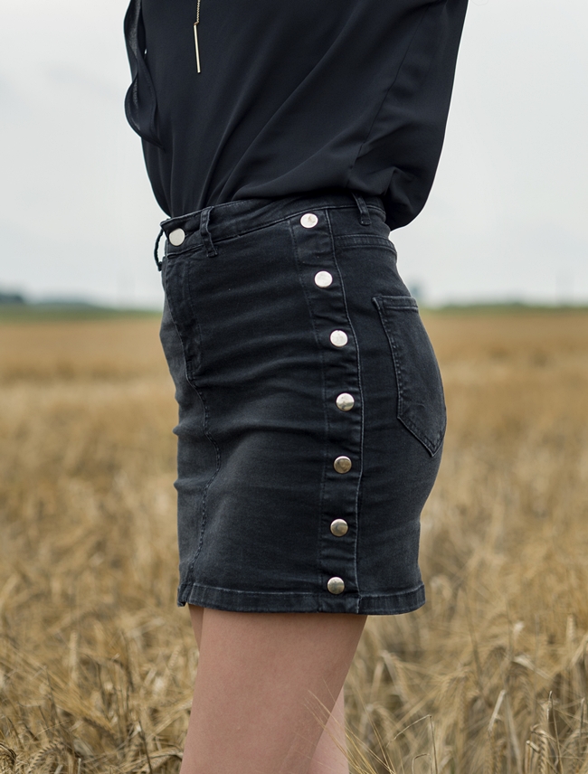 czarna jeansowa spódnica z guzikami 