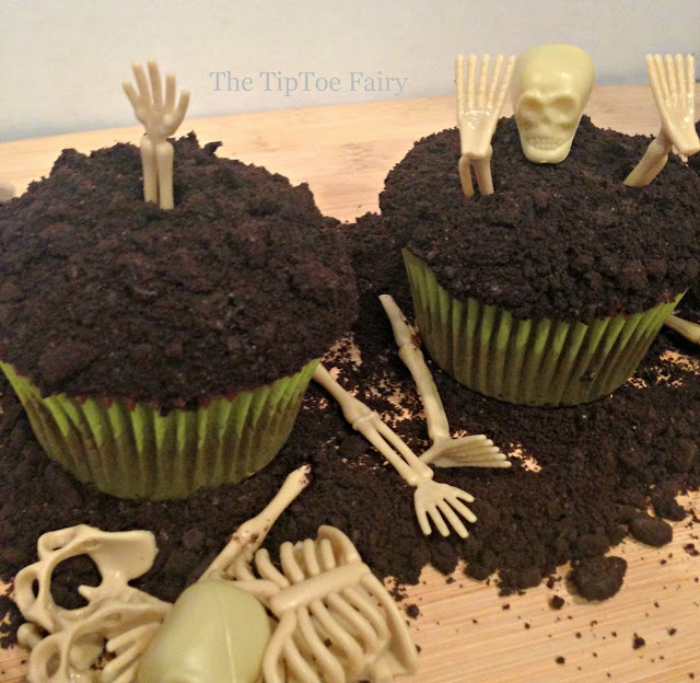 Boneyard Cupcakes - perfect for Halloween parties! | The TipToe Fairy