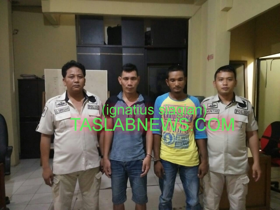 Kedua tersangka yakni Ardy Alfonsius Saragih dan Juanda Siagian berikut barang buktinya saat diamankan petugas Dat Res Narkoba Polres Tanjungbalai, Rabu (12/9). Kedua tersangka yakni Ardy Alfonsius Saragih dan Juanda Siagian berikut barang buktinya saat diamankan petugas Dat Res Narkoba Polres Tanjungbalai, Rabu (12/9).
