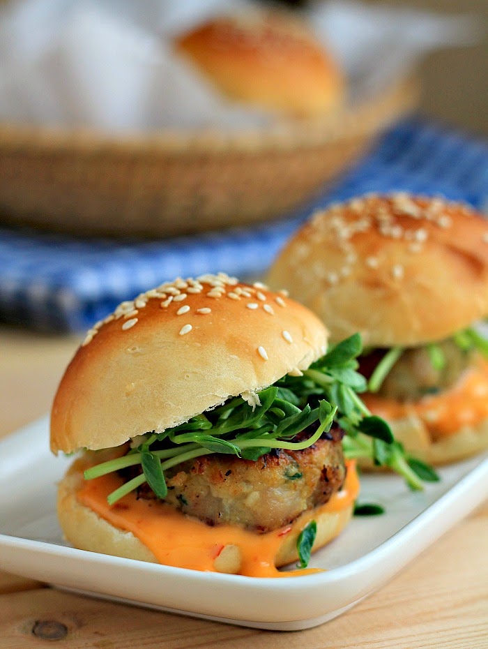 Thaistyle chicken sliders / Homemade burger rolls with Tangzhong starter