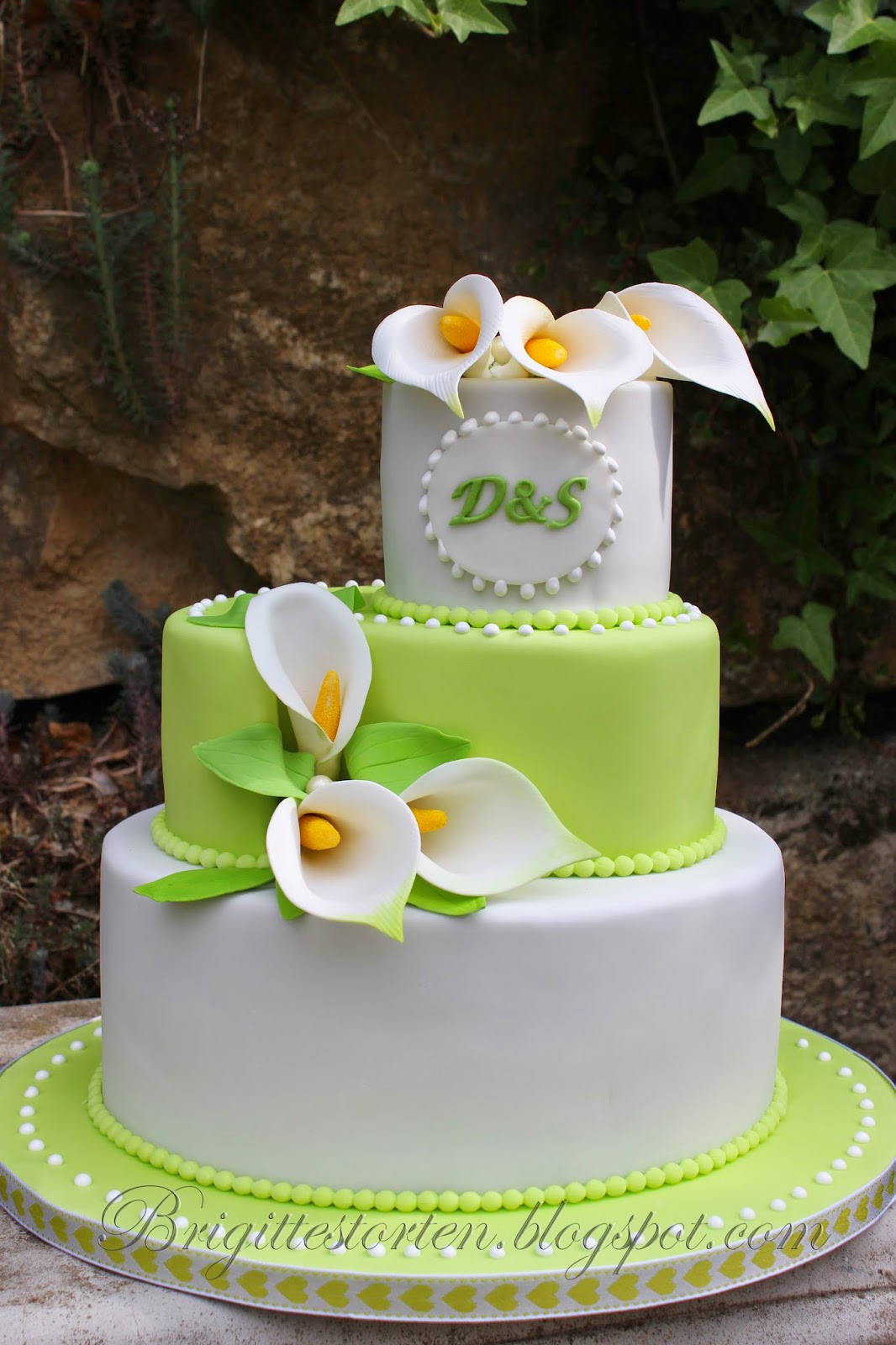 Brigittes Tortendesign: Hochzeitstorte hellgrün-weiß mit handgemachten Callas aus Blütenpaste