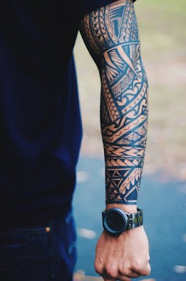 tato tribal di lengan pria