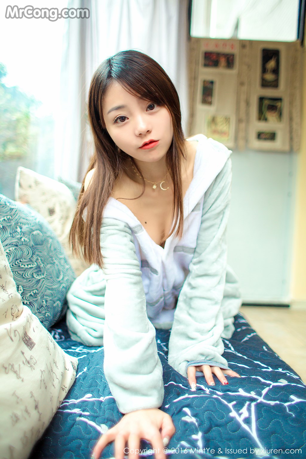 MintYe Vol.002: Model Bella (佘 贝拉) (51 photos)