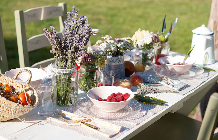 mesa de verano inspirada en la provenza decorar una mesa de verano inspirada en la provenza. Mesa provenzal, flores, fruta, luz, verano
