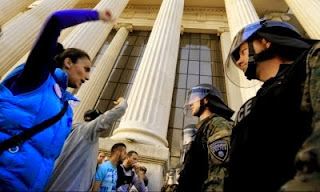 ΓΚΡΕΜΙΖΕΤΑΙ Ο ΓΡΟΥΕΦΣΚΙ:ΜΕΓΑΛΕΣ ΑΝΑΤΡΟΠΕΣ ΔΡΟΜΟΛΟΓΟΥΝΤΑΙ ΣΤΑ ΒΑΛΚΑΝΙΑ ΓΚΡΕΜΙΖΕΤΑΙ Ο ΓΡΟΥΕΦΣΚΙ:ΜΕΓΑΛΕΣ ΑΝΑΤΡΟΠΕΣ ΔΡΟΜΟΛΟΓΟΥΝΤΑΙ ΣΤΑ ΒΑΛΚΑΝΙΑ