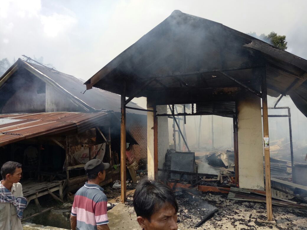 Warga menyaksikan rumah yang terbakar Warga menyaksikan rumah yang terbakar