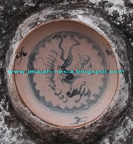 Piring Keramik Kuno di Gapura Makam Sunan Bonang Tuban 