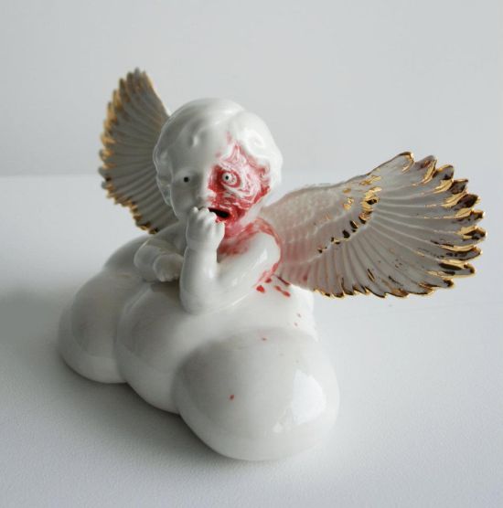 Maria Rubinke esculturas porcelana surreais sangue crianças macabras Bibelôs com anjinhos macabros