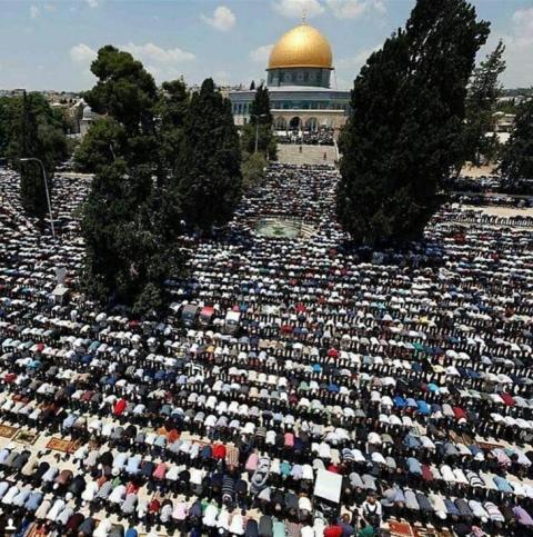 Polisi Israel Berondong Umat Islam Yang Sedang Shalat di Masjid Al Aqsa, Ini Foto-foto Dan Videonya