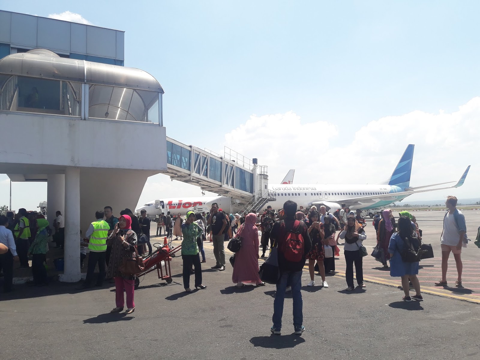 Gempa Penumpang Pesawat Di Bandara Lombok Berhamburan Zona Rakyat