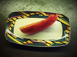 Weniger ist mehr Melonenscheibe auf einer Obstschale