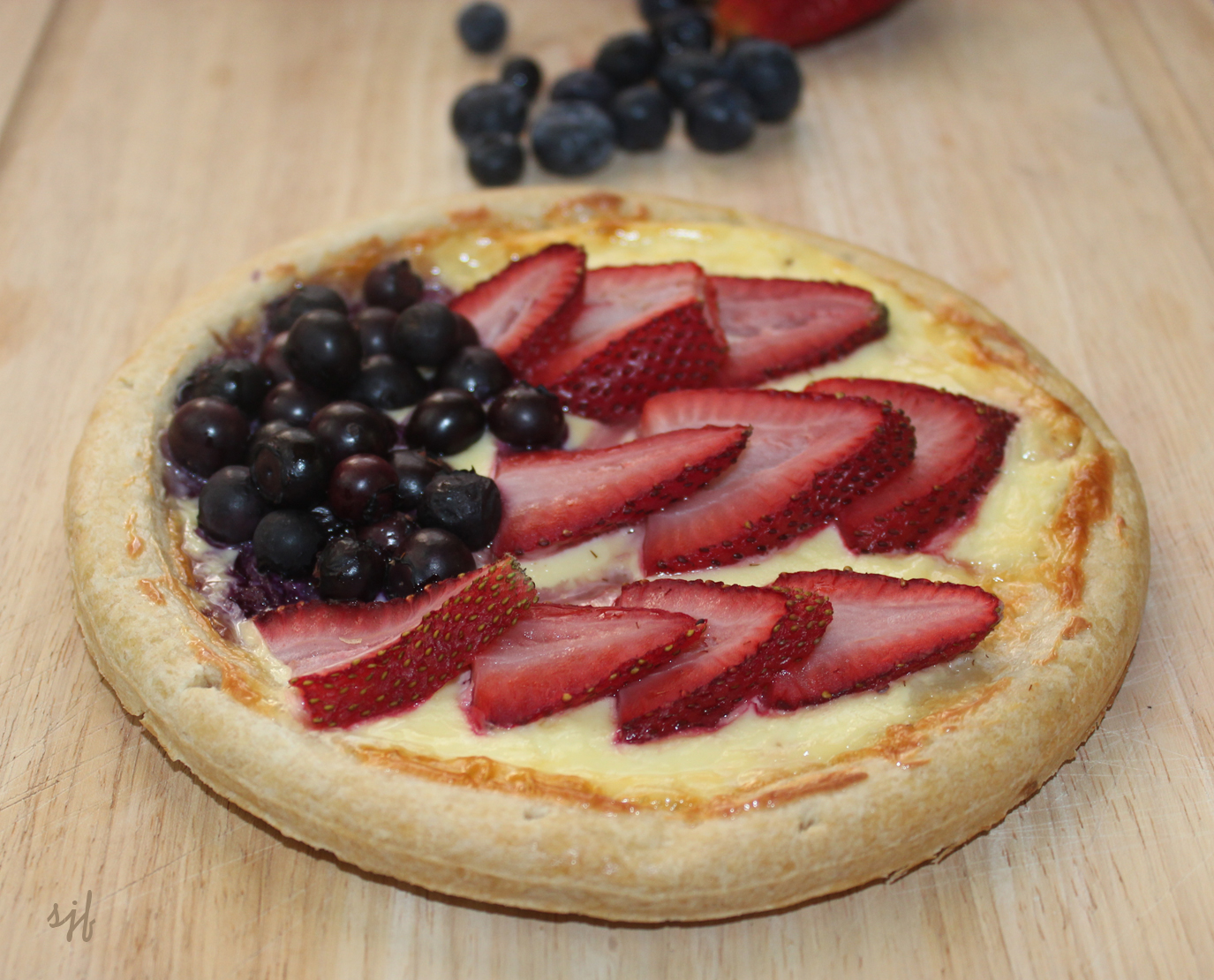 Dessert Pizza with Brie, Blueberries & Strawberries | Eatright Art