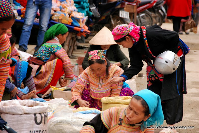 La gaiété des habitants au marché hebdomadaire à Bac Ha - Photo An Bui