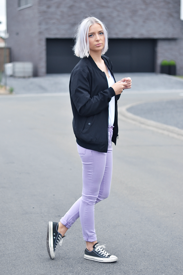 Outfit, ootd, street style, black bomber jacket, bershka, white t-shirt, v-neck, h&m divided, asos ridley, jeans, lilac jeans, trousers, converse all star, inspiration