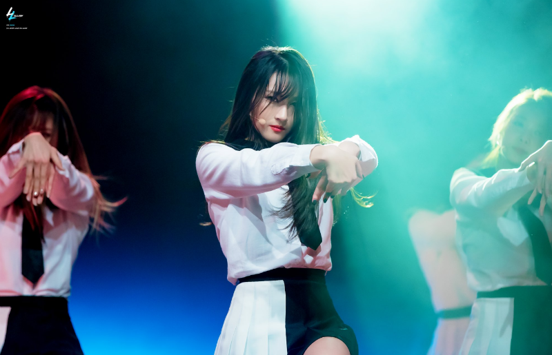 아이컨택하면 단박에 압살될거 같은 카리스마가진 여돌 | 인스티즈