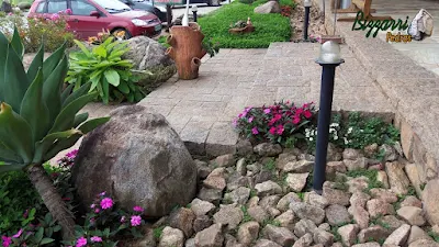Pedra paralelepípedo para execução de piso de pedra no patamar da escada de pedra no jardim.