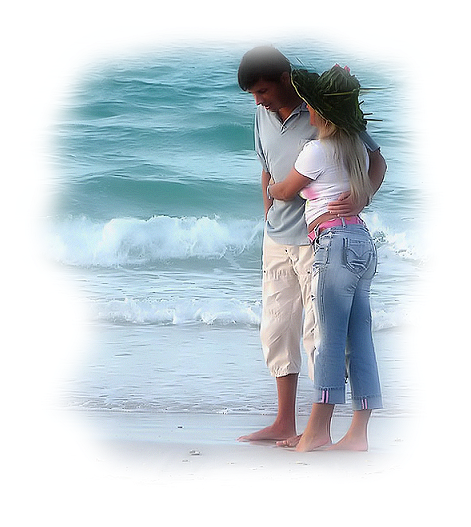 #PraCegoVer: Casal caminha abraçado na areia da praia.