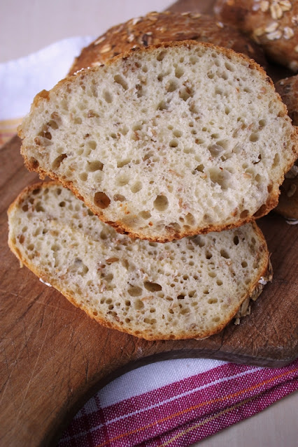 Sonntagsbrötchen mit Roggenschrot