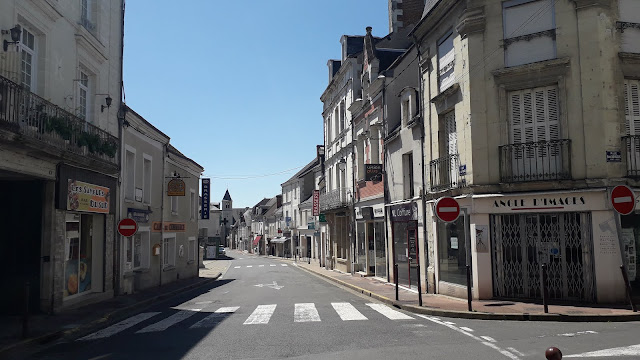 Looking down rue de Commerce in Descartes