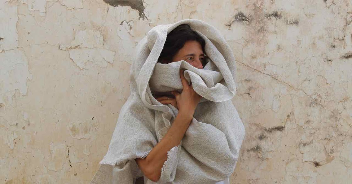 'moving canvas' photoshoot with handwoven reconstruction of the El