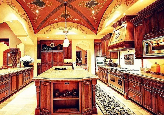 Luxurious Mediterranean Kitchen