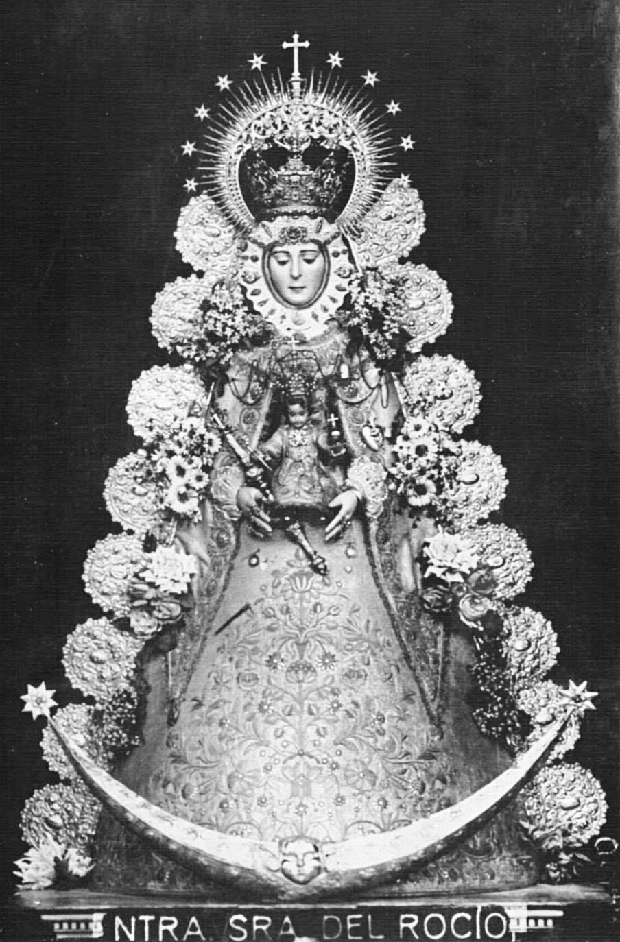 Nuestra Señora del Rocío con su atuendo de Reina