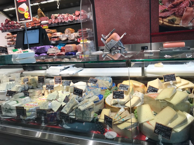 ミラノのスーパーマーケットではチーズ、サラミ、生ハムが豊富