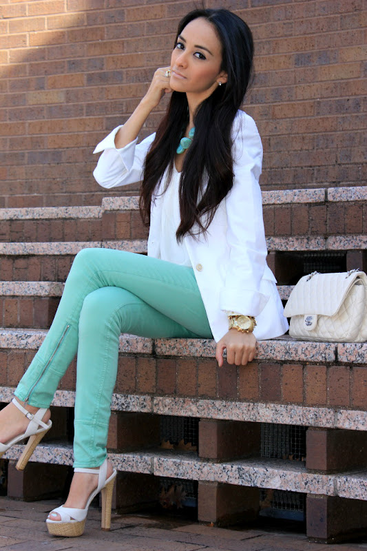 Обои взгляд, улыбка, сердце, портрет, платье, брюнетка, кулон, венок на телефон 