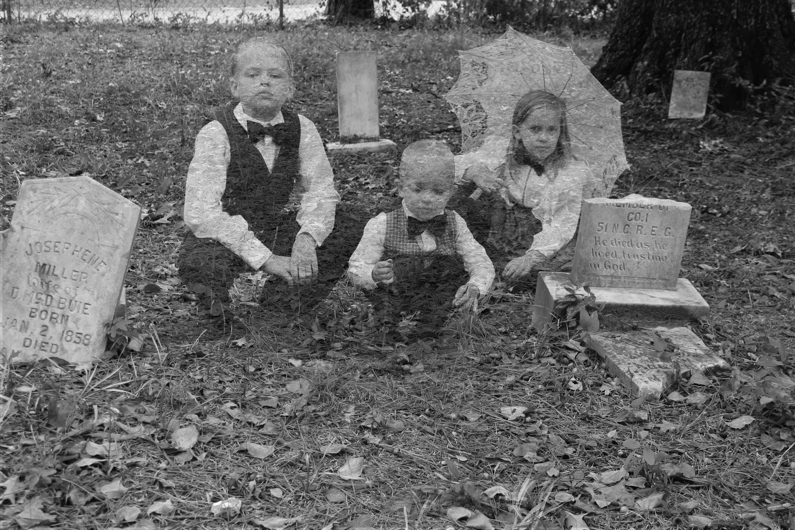 Живая мертвая бабушка. Детские могилки на кладбище. Старые детские могилки. Могила младенца.