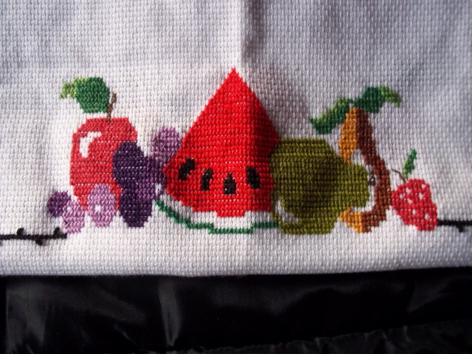 LAS COSAS CREATIVAS: Servilletas Bordadas en punto de cruz