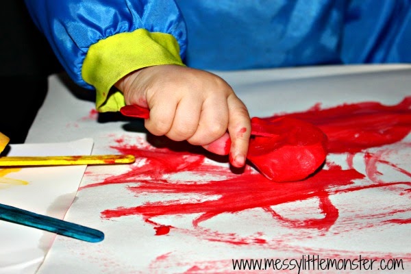 Ice painting - fun art ideas for kids. Toddlers and preschoolers will love this easy art technique. A simple science and colour learning activity for kids.