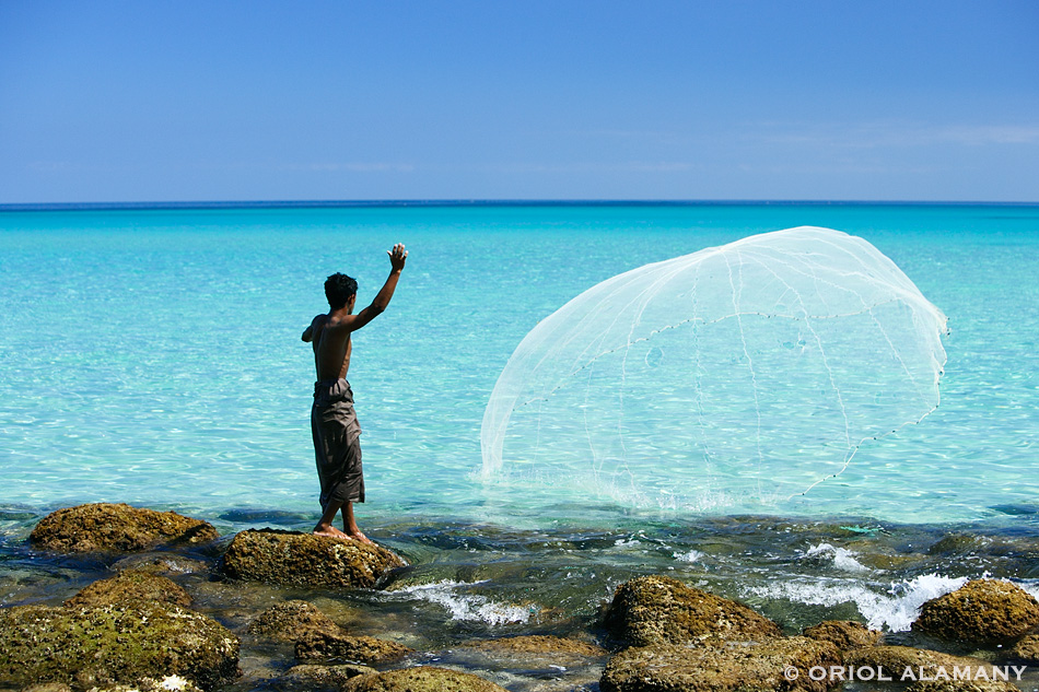 Joven pescando con red Isla de Socotra Yemen