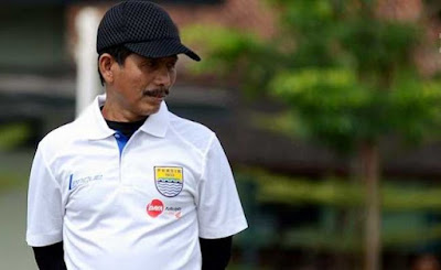 Biografi Djajang Nurjaman Biografi Djajang Nurjaman Nama lengkap: Djajang Nurjaman Lahir: Bandung, 30 Oktober 1964 Karier pelatih: Persib Bandung - caretaker (2006-2008), Pelita Jaya Karawang - asisten (2008-2011), Persib Bandung (2012-sekarang) Bobotoh mania dimana saja anda berada, sekarang kita akan mengangkat profil pelatih Persib Bandung yaitu Jajang Nurjaman yang telang memberikan gelar di kasta tertinggi di negara Indonesia, selanjutnya ada beberapa gelar yang menjadi target pelatih ini, diantaranya Piala Presiden. Sebelum menangani Persib, Djanur menukangi Pelita Jaya dan musim berikutnya pada 2011/12, dirinya menjadi asisten pelatih tim yang sama dibawah komando Rahmad Darmawan. Didatangkan pada musim 2012/13, Djanur yang menggantikan posisi Drago Mamic