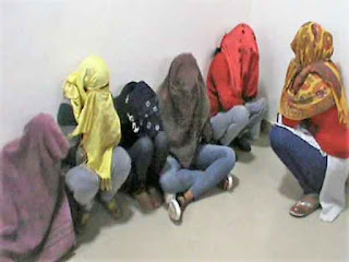 मसाज पार्लर की आड़ में देह व्यापार के धंधे का भंडाफोड़ - 6 युवतियों सहित 10 गिरफ्तार !
