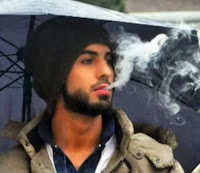 Omar Borkan Al Gala fumando