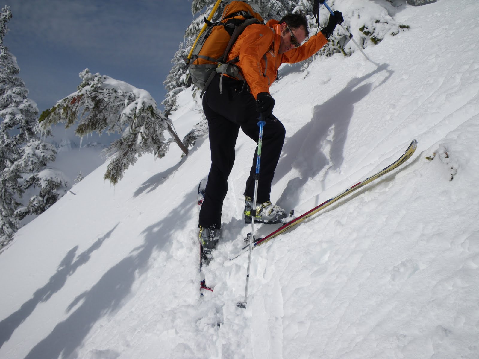 человек карабкается в гору. человек взбирается на гору. ступень хиллари 8790. подниматься и спускаться с горы. остров оаху гавайи лестница в небо.
