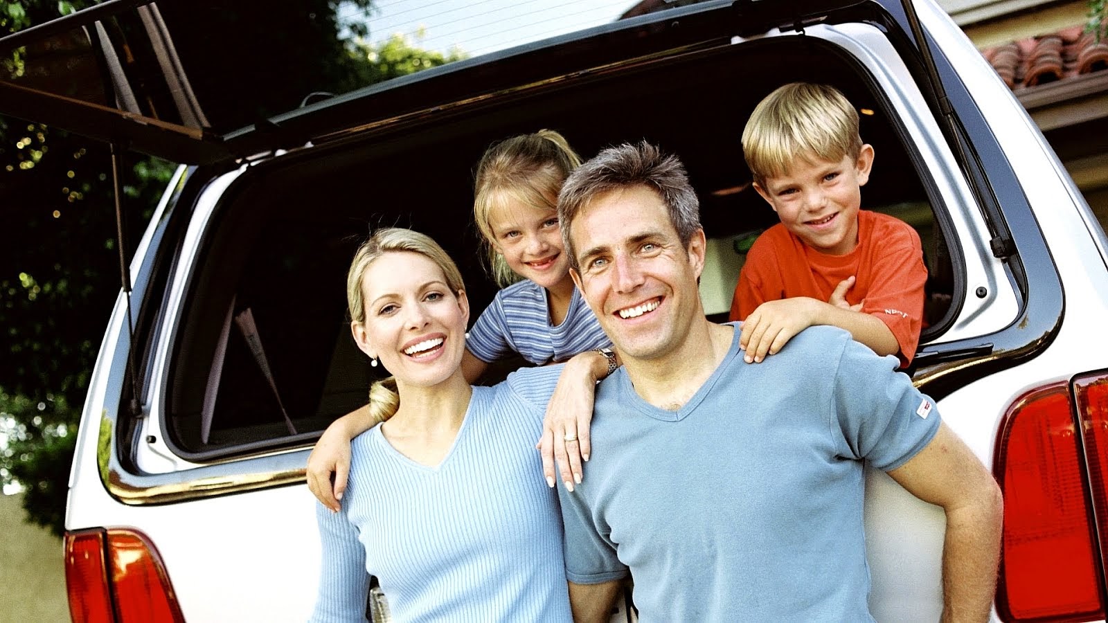 Первая машина в семье. Семья возле машины. Счастливая семья в машине. Русский семейный автомобиль. Большая семья автомобиль.