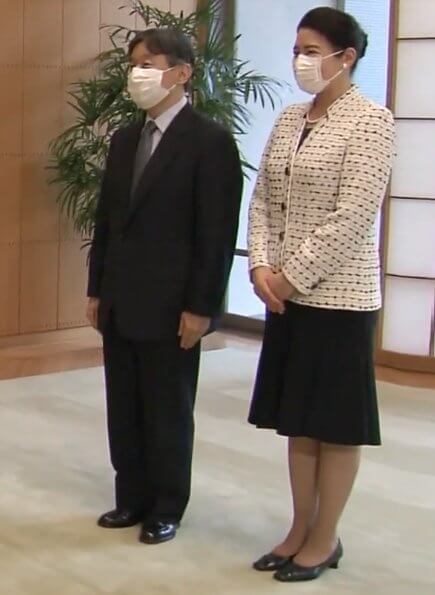 Empress Masako received information on Covid-19's impact on nursing homes. pearl earring and pearl necklace. tweed jacket