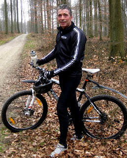 Rasmussen scria acum cateva luni ca si-a reluat activitatile sportive preferate, cycling si rowinf the caiac, dupa ce in noiembrie a cazut cu bicicleta si si-a rupt umarul stang.